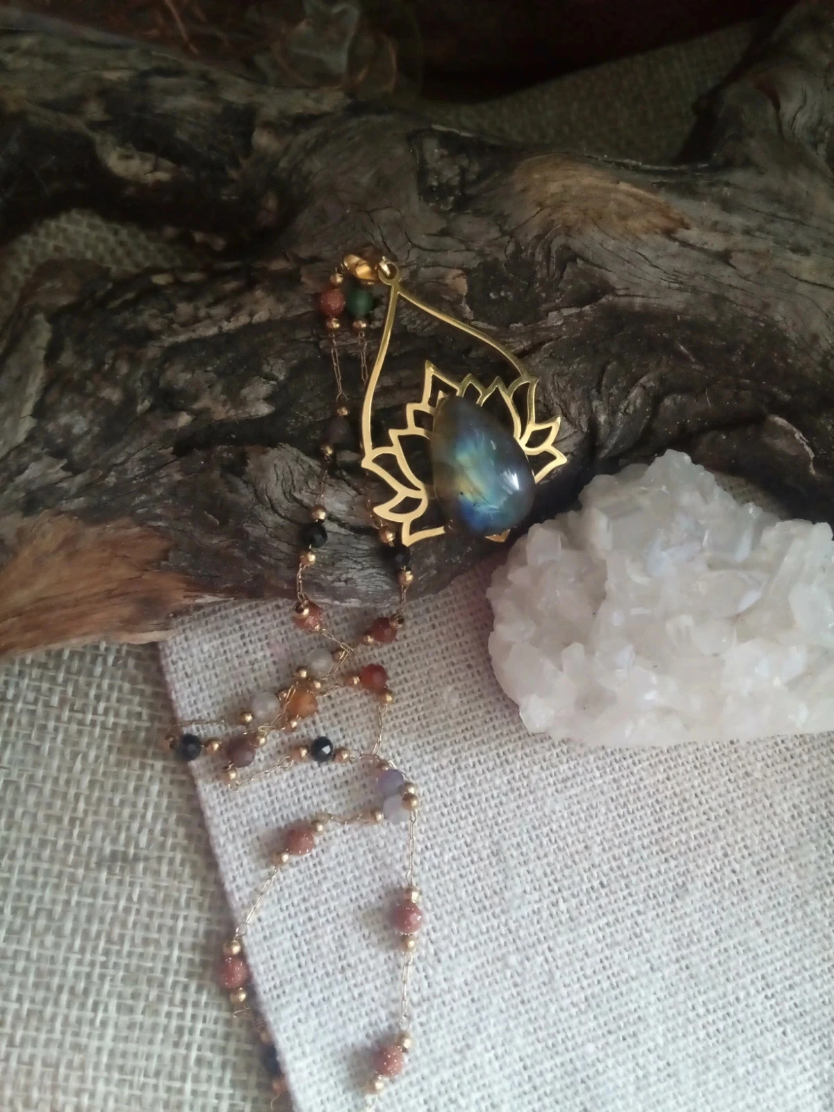 Collier fleur de lotus et multiples pierres semi précieuses – photo 4